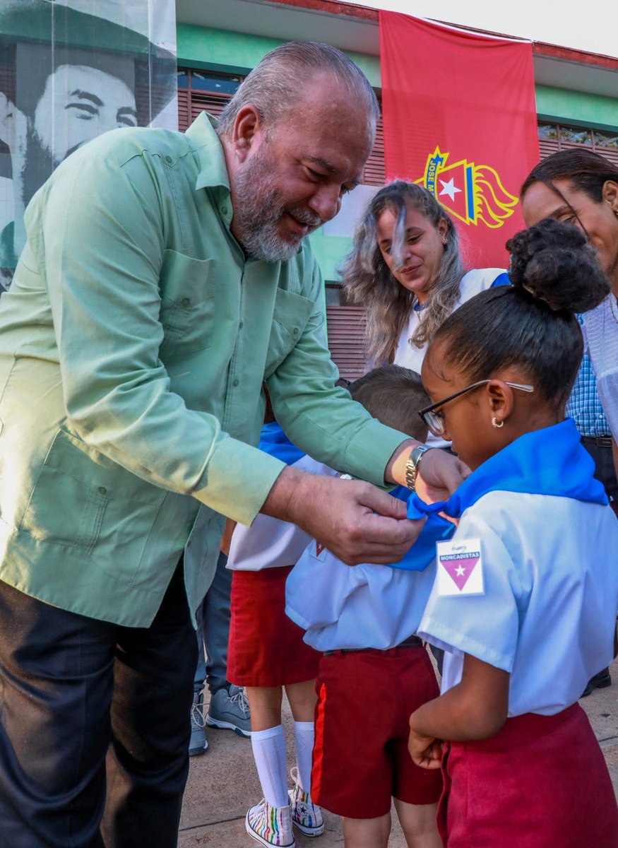 Hoy es un día de alegría para #Cuba. Nuestros pioneros ingresan a la organización que lleva el nombre de Martí y en la que se comprometen a ser como el Che. Junto al Presidente @DiazCanelB, participamos esta mañana en…