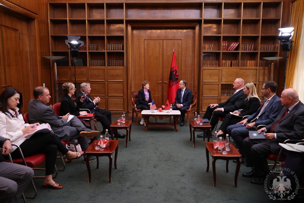 Today, at the Palace of Brigades, I had the pleasure of welcoming and awarding U.S. Senators Jeanne Shaheen and Dick Durbin with the high distinction of “Commander of the Supreme Order of the Eagle,” in recognition of…