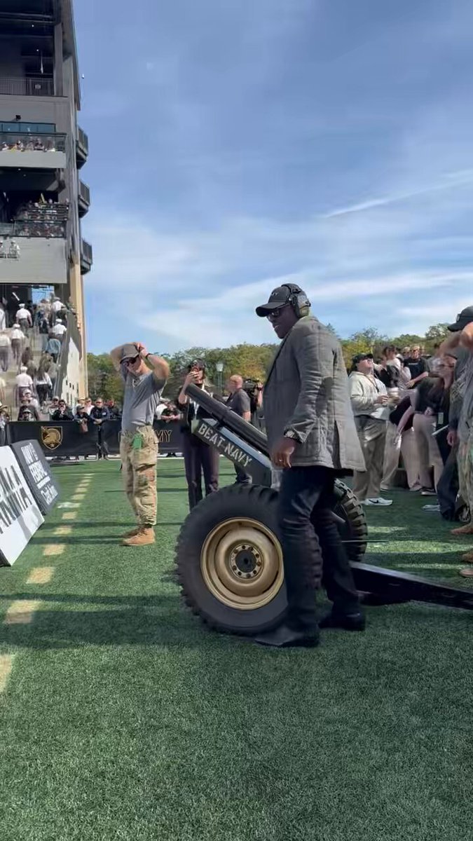 Truly an honor. What a win today for the Black Knights. Go ARMY. 🇺🇸 BEAT NAVY. https://t.co/3XNPVnYzQV