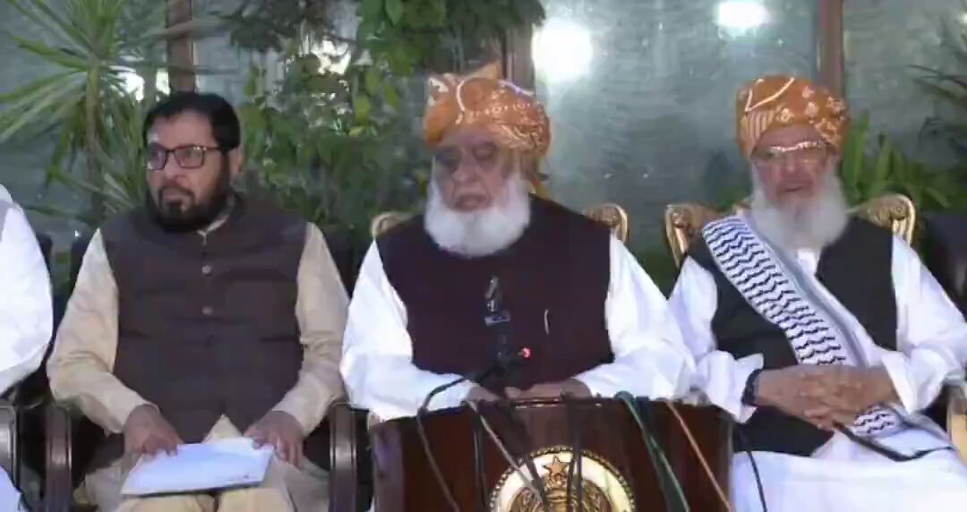 حکومت کے پیچھے فیلڈمارشل ہے ۔۔۔۔ حکومت بات کرکے مُکر گئی دہشتگردی کے پیچھے چھُپ رہے ہیں یہ https://t.co/yKPEUBKPJX