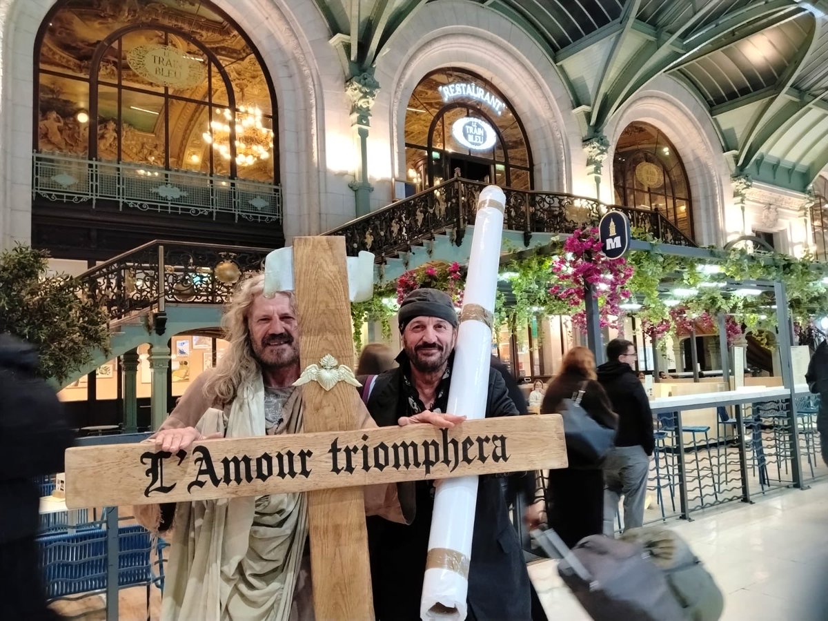 Après une journée de révoltes aux 4 coins de la France … et pour Dieudo et moi avec les combattant(e) pacifiques Lyonnais… https://t.co/FQjYgEPyik