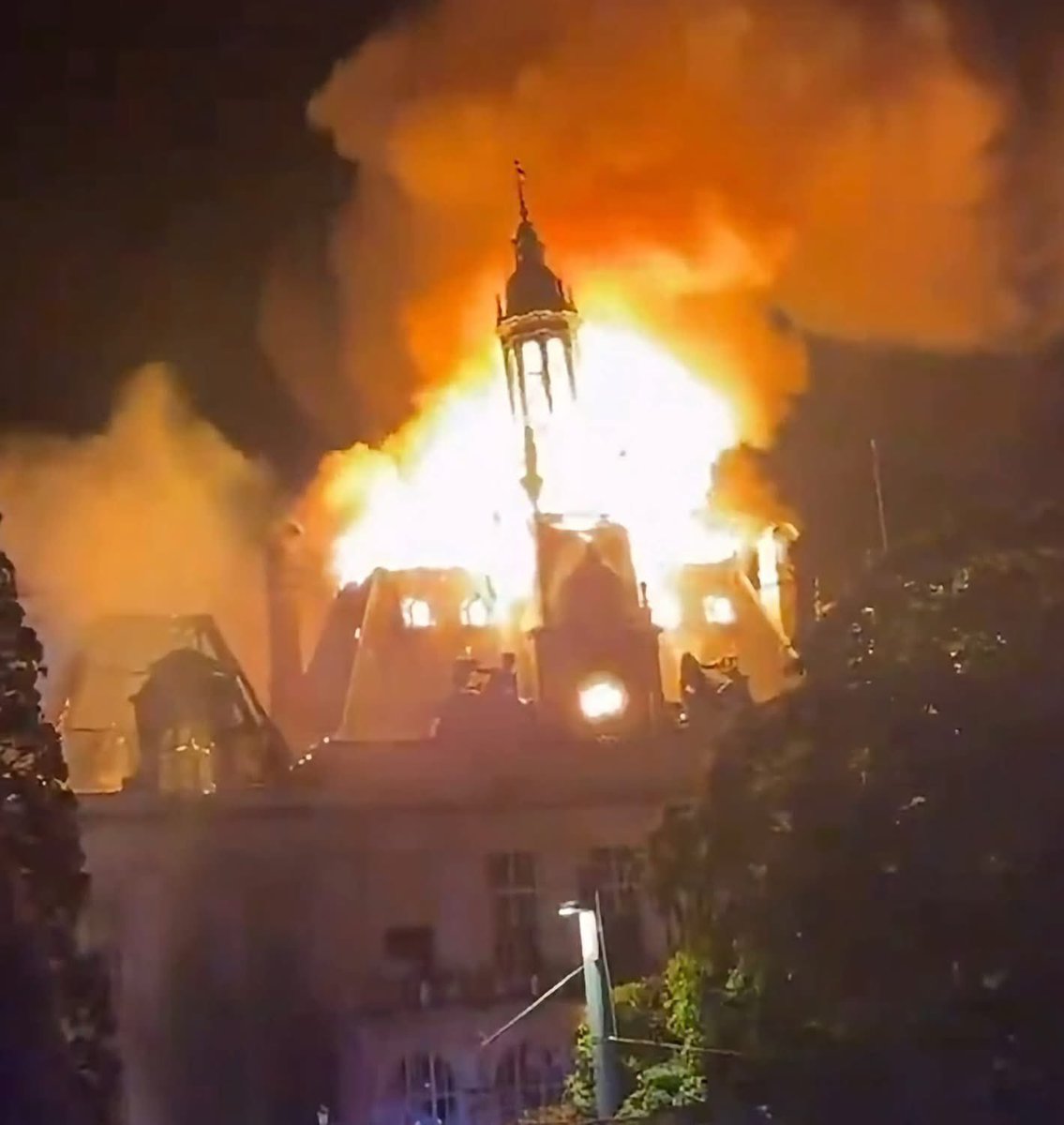 ⚠️‼️ Nikoli ne bomo dovolili, da se nasilje iz nekaterih evropskih mest preseli k nam. Levičarje, ki na to že javno pozivajo, opozarjamo: Roke proč od Slovenije! 🛑 https://t.co/pLQZ4c9z5a