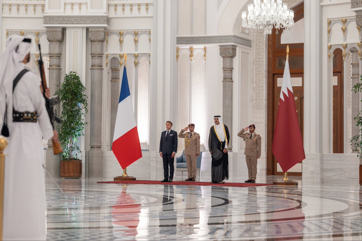 مباحثات مثمرة جمعتني في الدوحة بصديقي الرئيس إيمانويل ماكرون، خلال زيارة الدولة التي يقوم بها إلى قطر، تناولنا فيها سبل تعزيز شراكتنا الاستراتيجية، وتوسيع مجالات التعاون بين بلدينا، إلى جانب تبادل الرؤى بشأن أبرز القض…
