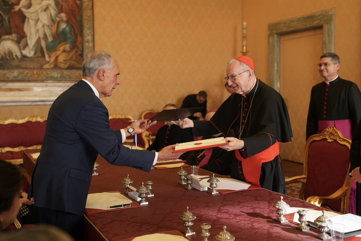Hoy, en el día de San Juan Pablo II, firmamos el Concordato entre Honduras y la Santa Sede, fortaleciendo los lazos de respeto, cooperación y entendimiento entre nuestros Estados. Recordamos con especial cariño a San …