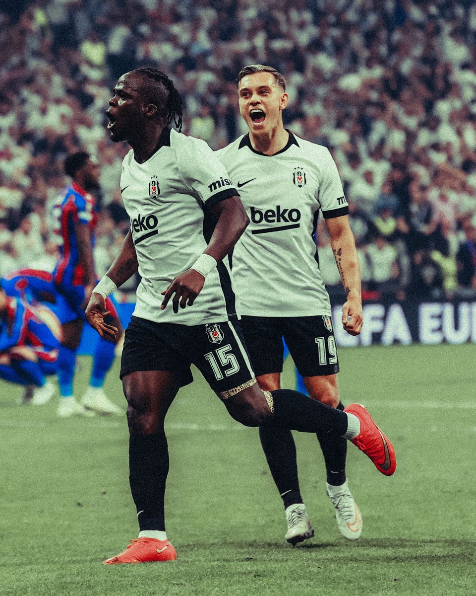 We never give up. We keep going. What an atmosphere. 🦅🔥😍 https://t.co/cDbjnk9nMh