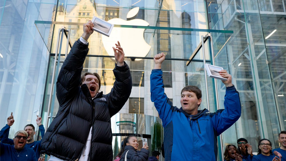Welcome to the world, iPhone Duo! It’s such a delight to see the excitement of our customers around the world as they experience the magic of iPhone Duo for the very first time. https://t.co/mKfVZHe1Fs