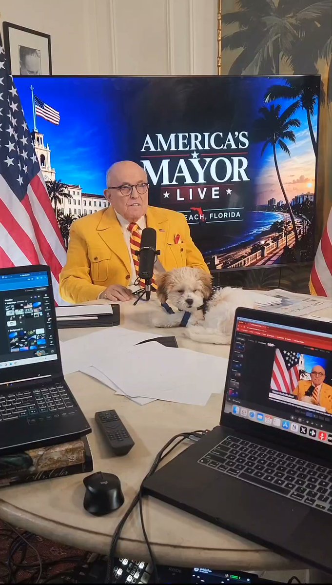 Sometimes Penelope just wants to be part of the action. She insists on being close to my show notes, and I'm not sure if it's because she wants to follow along or if she's just hungry. America's Mayor Live 🐶 🇺🇸 htt…
