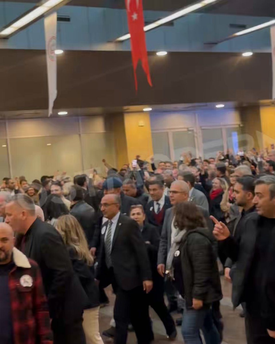 Ümit Kocasakal, İstanbul Barosu’nun yeni başkanı seçildi. Salonda “Mustafa Kemal’in askerleriyiz” sesleri yükseliyor. İbrahim Kaboğlu ise kongreden ayrıldı. https://t.co/P3qVGveytu