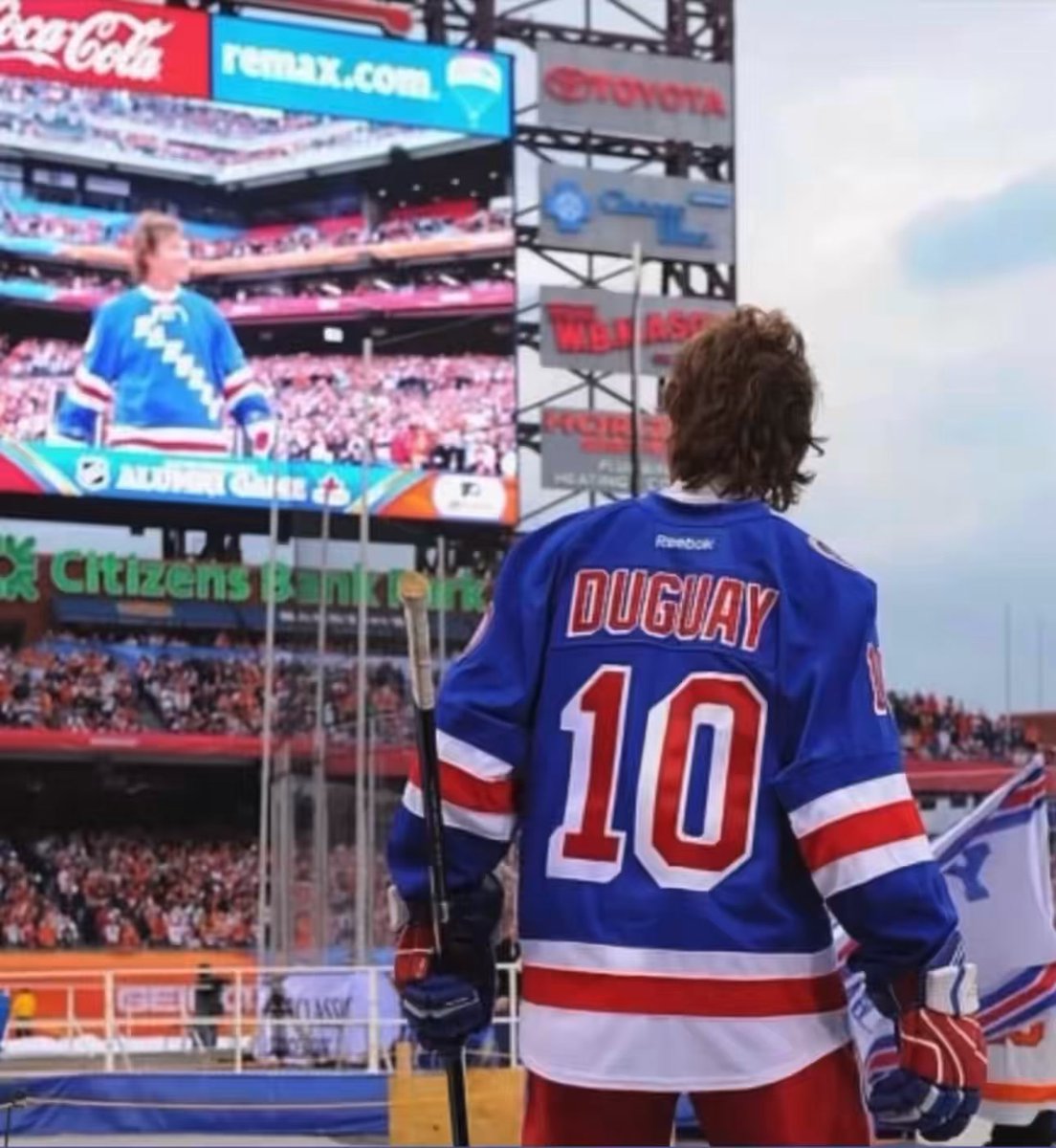 Honoring #10 tonight before puck drop @NYRangers vs @LAKings at the Garden 💔bittersweet❤️ @RonDuguay10 #duguay #ronduguay #nyr https://t.co/gAuH2ujbME