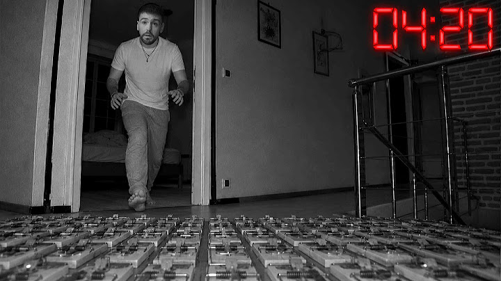 24H DANS LE NOIR TOTAL ! (Cette maison n'a aucun sens)